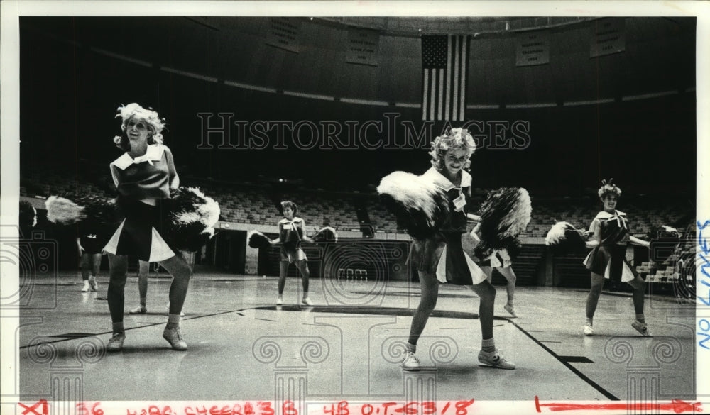 1985 Press Photo St. Charles High School Cheerleaders at Camp, Baton Rouge, LA- Historic Images