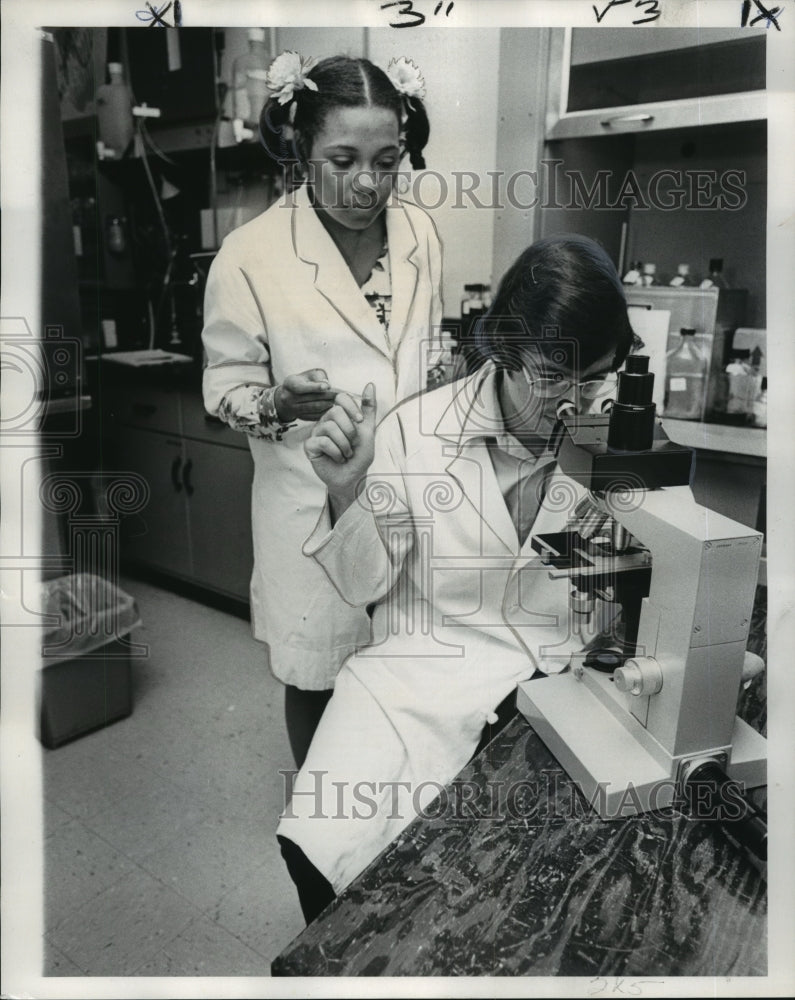 1974 Press Photo Medical research specialist Wayne Danos examines chromosomes - Historic Images