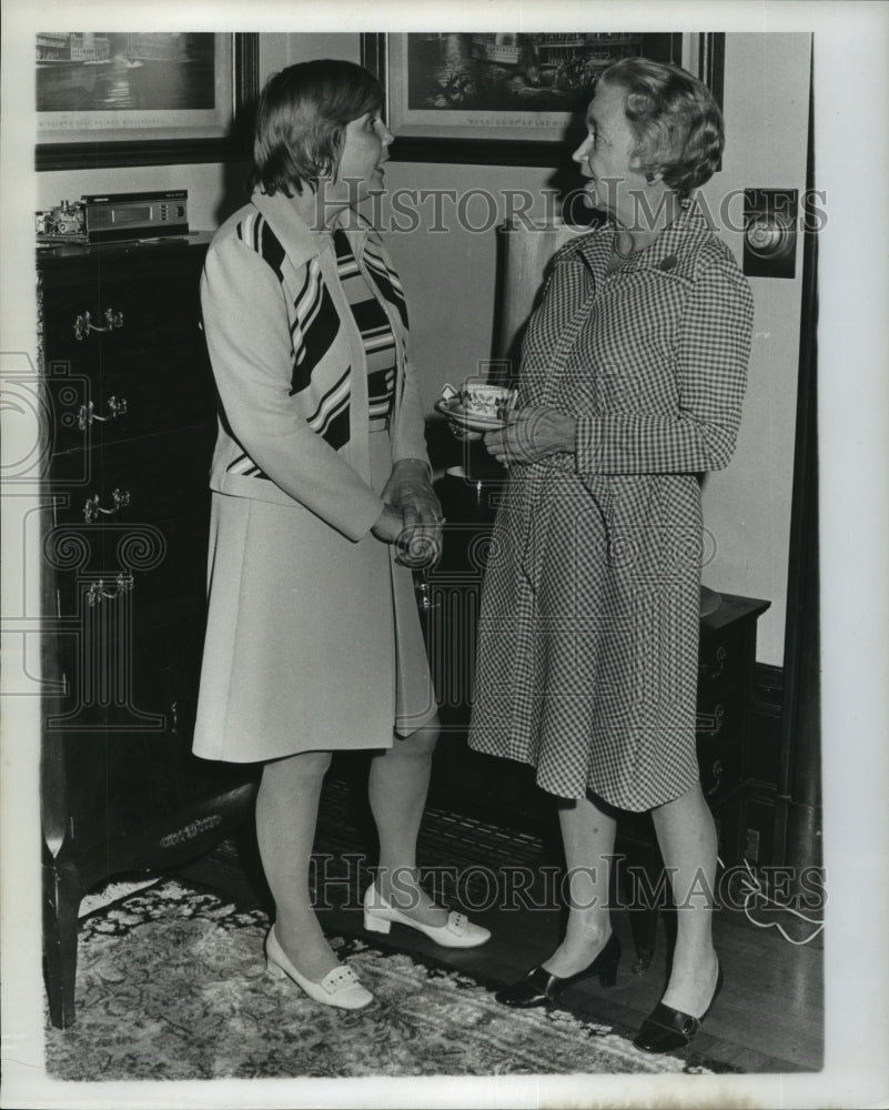 1973 Press Photo Tea Party-Mrs. Walter Parlange Jr. &amp; Mrs. Nicholas Catchings- Historic Images