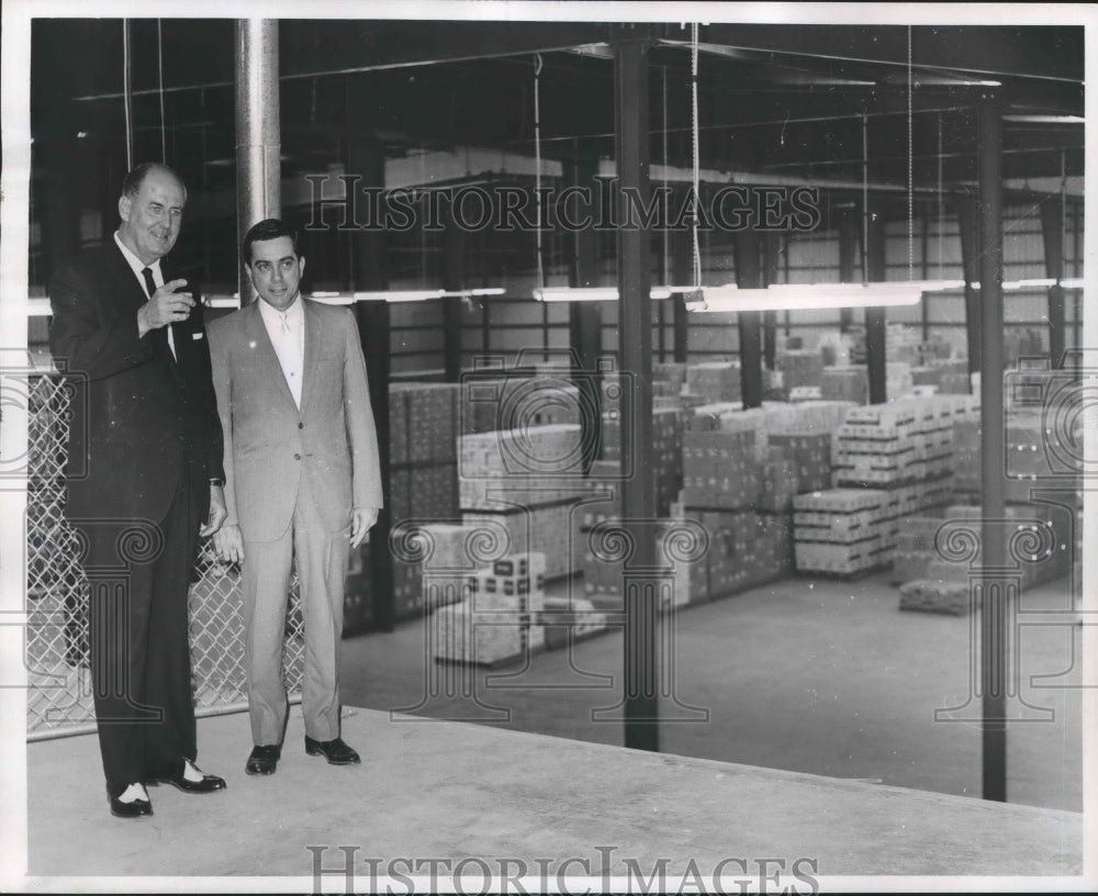 1967 Press Photo Mac Cassem Sam Clark in Glazer's Drug Warehouse, New Orleans- Historic Images