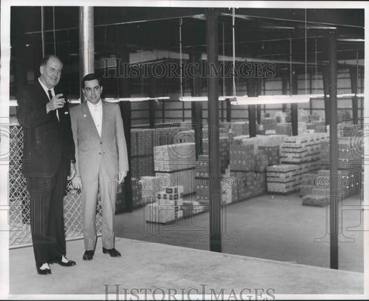 1967 Press Photo Mac Cassem Sam Clark in Glazer's Drug Warehouse, New Orleans- Historic Images