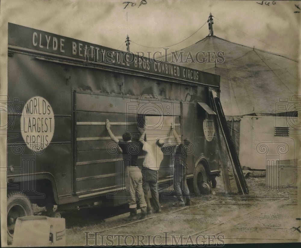 1964 Press Photo Animal Wagons are boarded up with Hurricane Hilda on the way- Historic Images