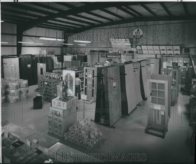 Load image into Gallery viewer, 1978 Press Photo Showroom of Clarkmart managed by Ken Schulz, Louisiana
