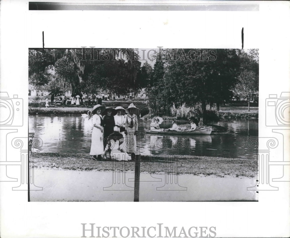 1915 Press Photo Ms. Edna Aucoin with friends during Easter in City Park