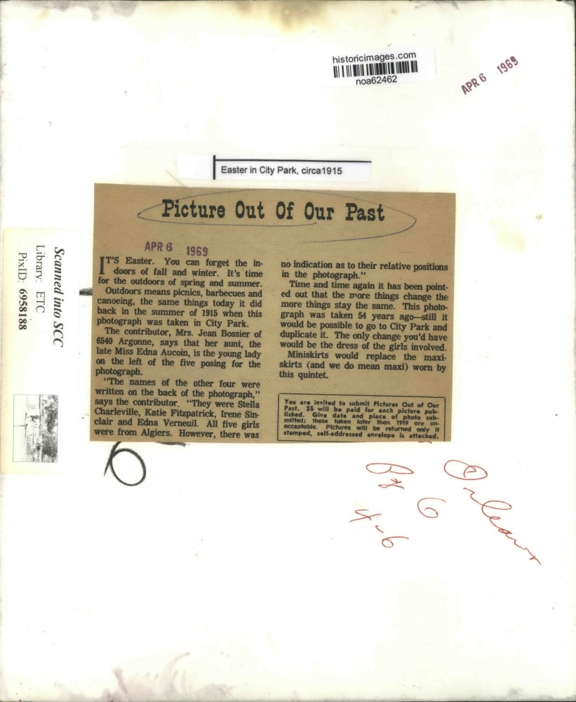 1915 Press Photo Ms. Edna Aucoin with friends during Easter in City Park