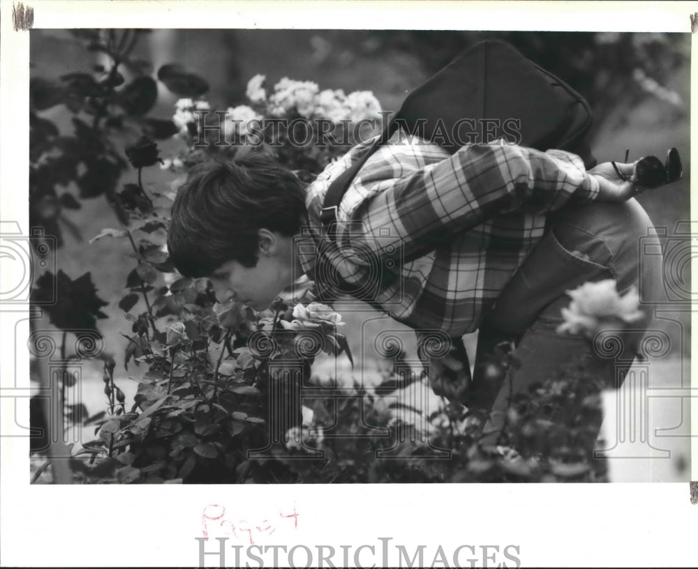 1992 Press Photo Kathy Utley Smells the Roses at Spring Garden Show at City Park- Historic Images