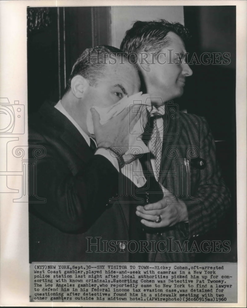 1960 Press Photo Mickey Cohen &amp; Detective Pat Twomey at New York police station- Historic Images