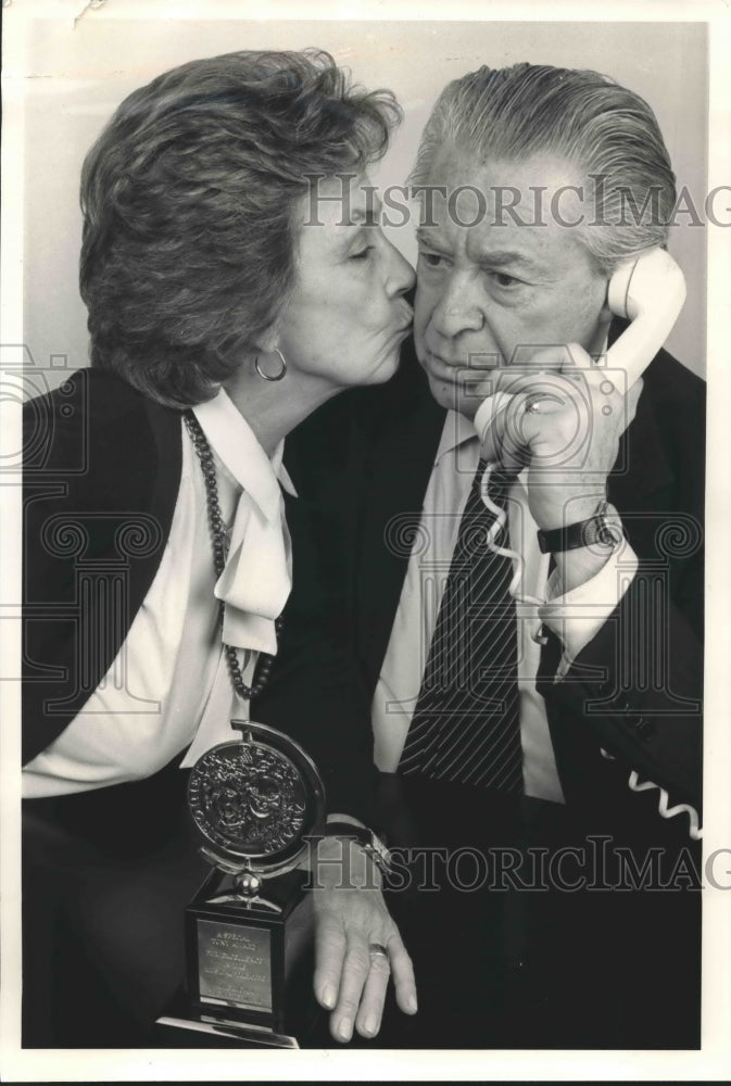 1986 Press Photo Producer Alexander Cohen with Wife at New York Office- Historic Images