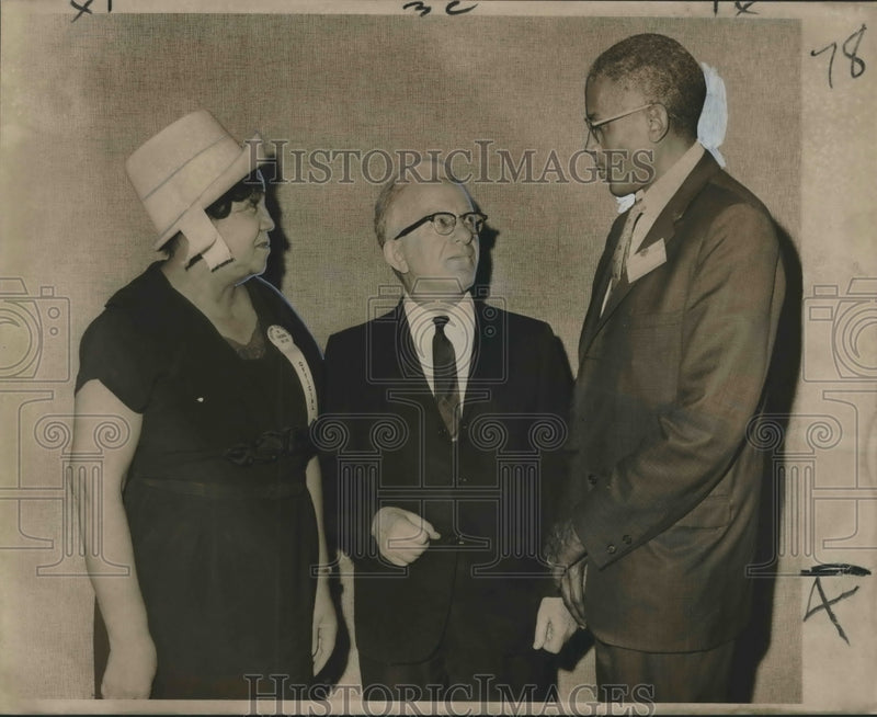 Load image into Gallery viewer, 1967 Press Photo Charles Cogen and others at AFL-CIO convention in New Orleans.
