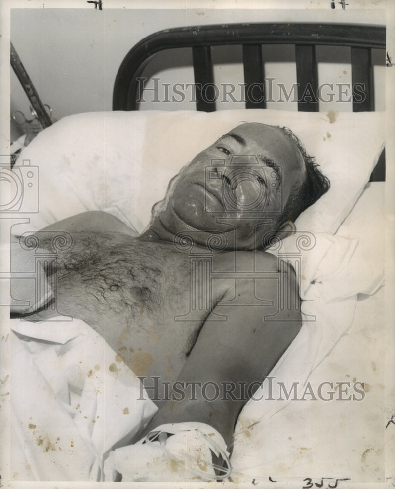 Load image into Gallery viewer, 1959 Press Photo Boat blast victim Edmond Collins at D'Ingianni Hospital
