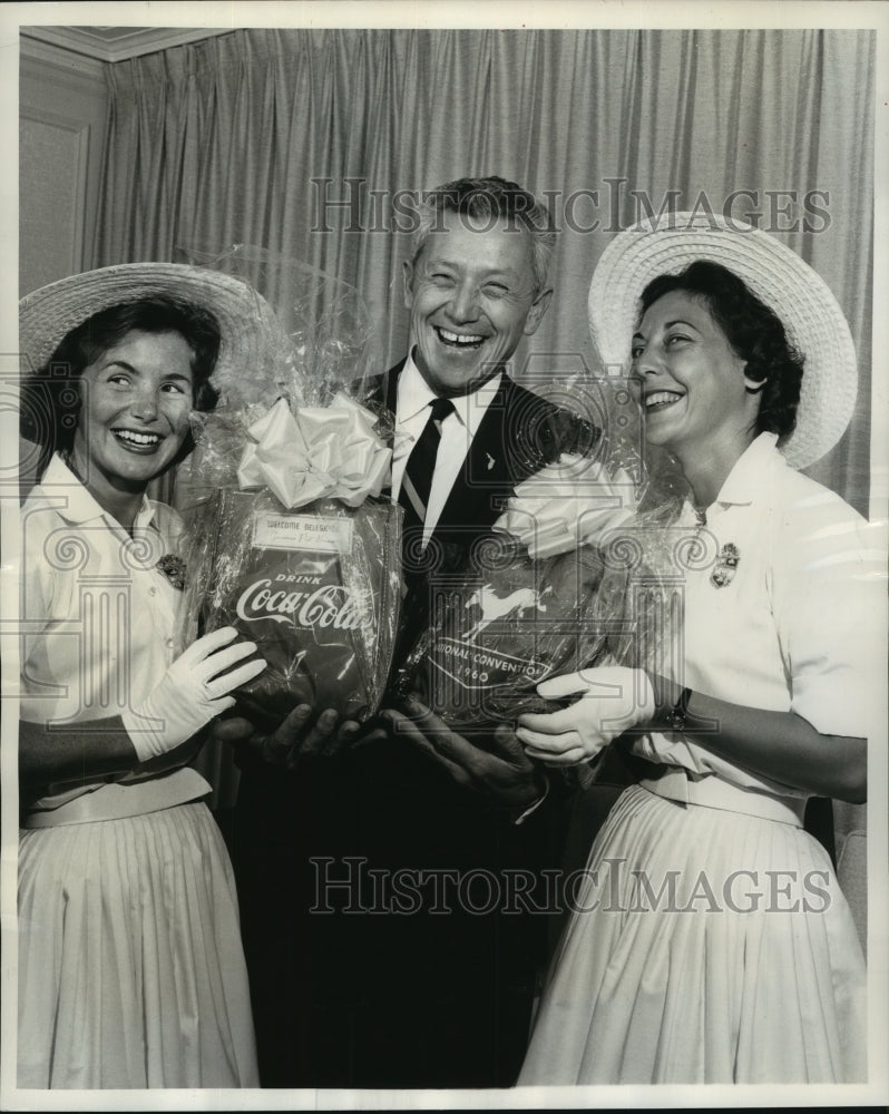 Load image into Gallery viewer, 1960 Press Photo Governor Floyd Collins of Florida receives a caddy from Calif.
