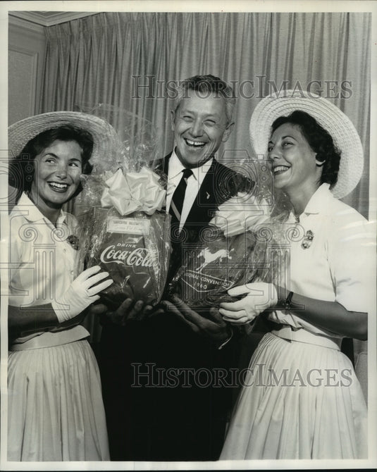 1960 Press Photo Governor Floyd Collins of Florida receives a caddy from Calif.