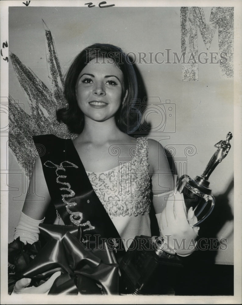 Load image into Gallery viewer, 1966 Press Photo Miss Deborah Coe, winner of Junior Miss of Dothan, Alabama

