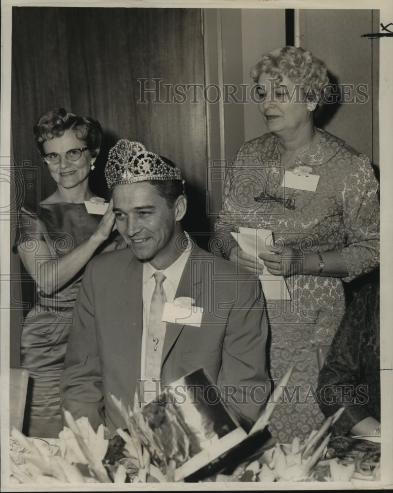 1960 Press Photo E. B. Collins, Manager Sears Service Center, &quot;Boss of the Year&quot;- Historic Images