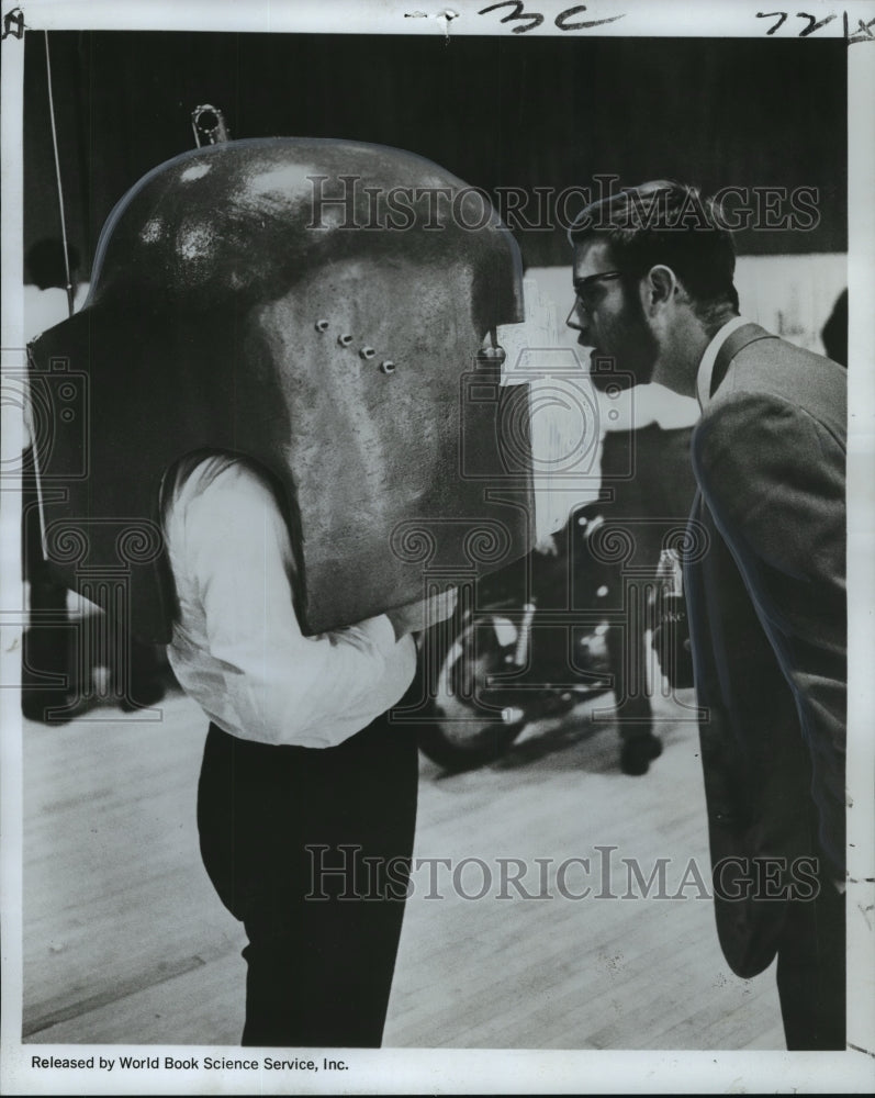 1967 Press Photo Frederich Hardner Peers into Prive Room, Rice University- Historic Images