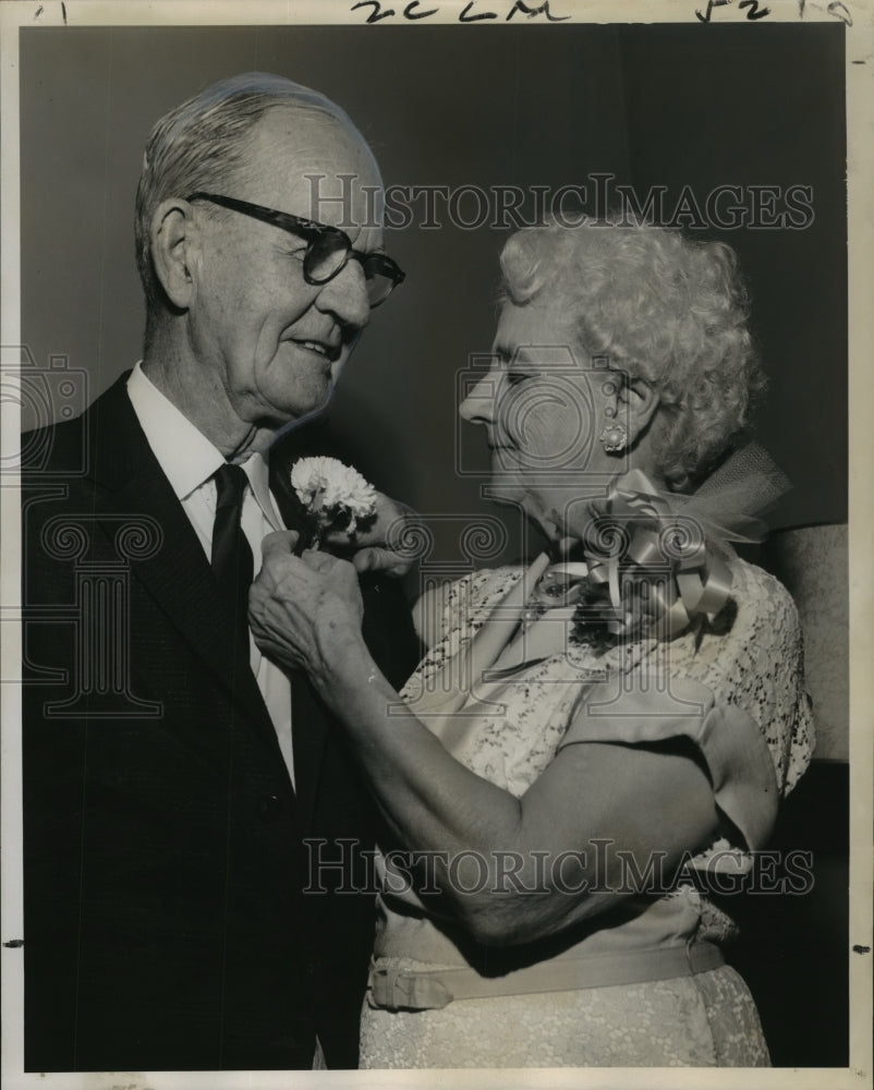 1963 Press Photo Mrs. H. Pat Crane Sr. pins Carnation on husband&#39;s coat for 50th- Historic Images