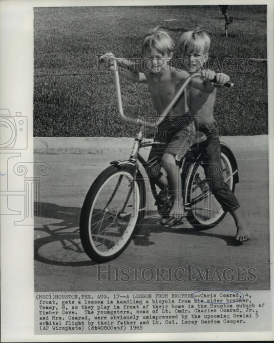 1965 Press Photo Chris & Tommy Conrad, sons of Astronaut Charles Conrad, Jr.- Historic Images