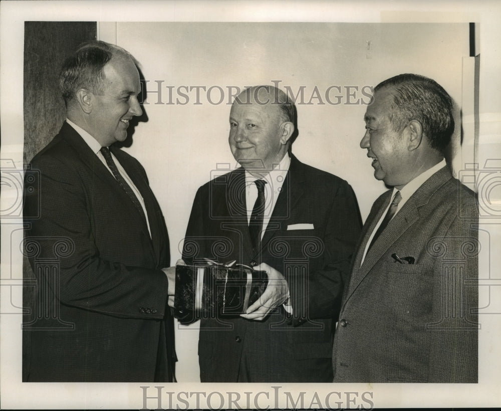 1965 Press Photo Richard Bell gives gift to Alex Cocke at International House
