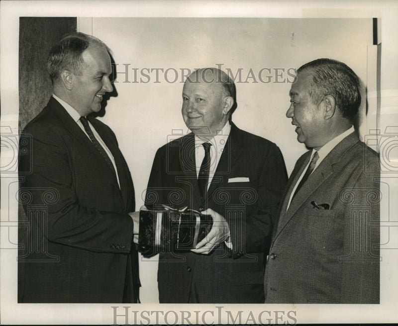 Load image into Gallery viewer, 1965 Press Photo Richard Bell gives gift to Alex Cocke at International House

