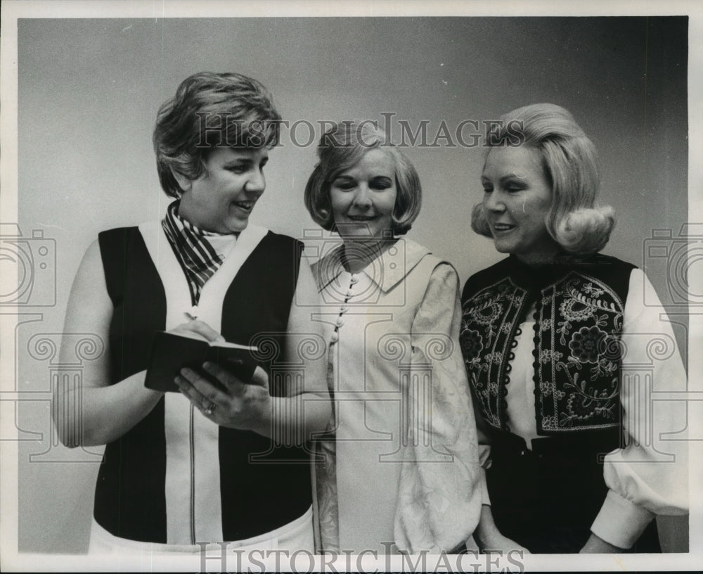 1971 Press Photo Mesdames Edward Cole, Preston Englert &amp; James Glancey at work- Historic Images