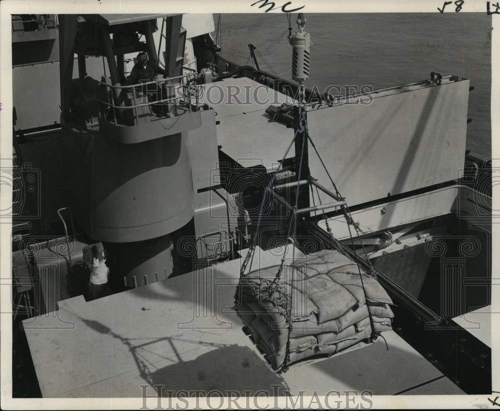 1965 Press Photo Modern Cargo-Handling Gear Carefully Unload Coffee from Ship