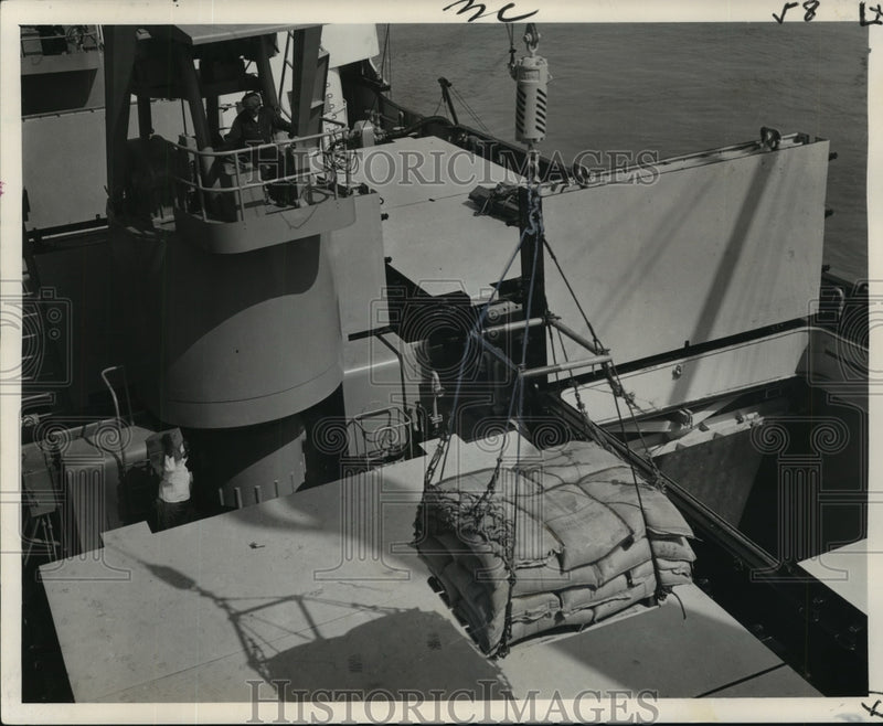 Load image into Gallery viewer, 1965 Press Photo Modern Cargo-Handling Gear Carefully Unload Coffee from Ship
