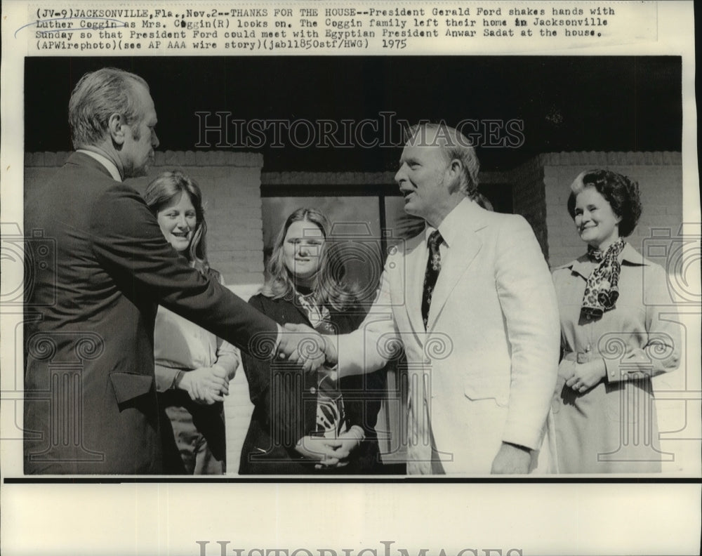 1975 Press Photo President Gerald Ford meets Luther Coggin and his family- Historic Images