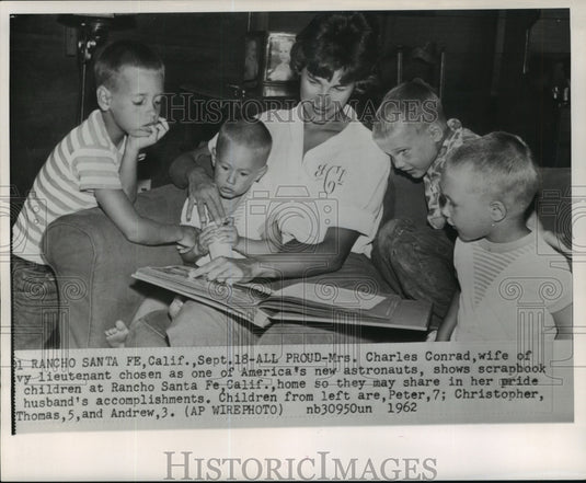 1962 Press Photo Astronaut Charles Conrad's family looking at his scrapbook