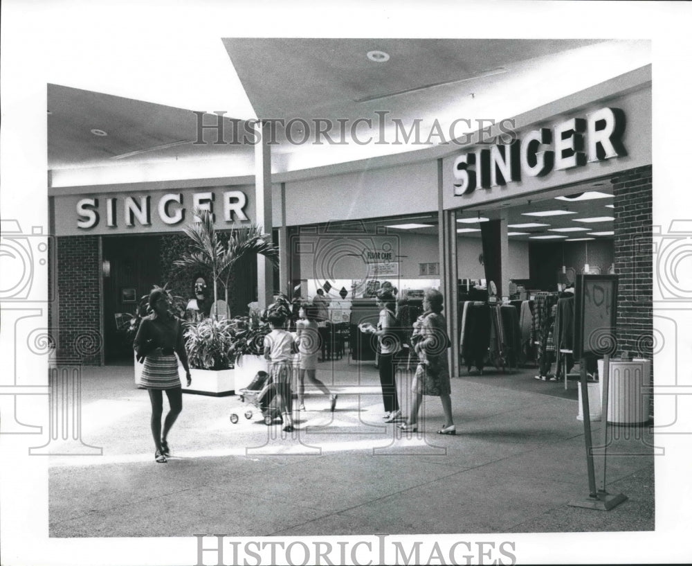  Press Photo Singer Store Entrance at Clearview Shopping Center- Historic Images