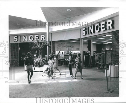  Press Photo Singer Store Entrance at Clearview Shopping Center- Historic Images
