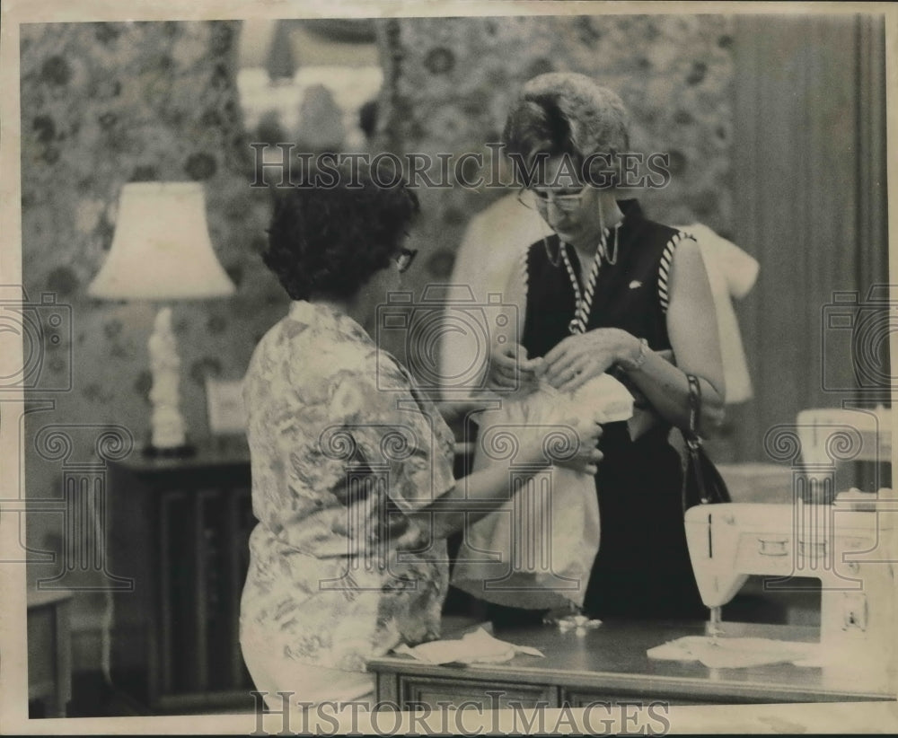  Press Photo Two Women Work at a Sewing Machine at Clearview Shopping Center- Historic Images