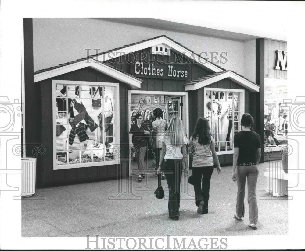  Press Photo Clothes Horse Store at Clearview Shopping Center in Louisiana- Historic Images