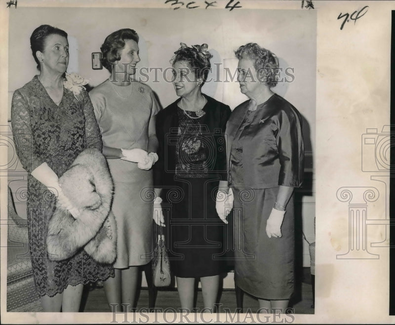 Load image into Gallery viewer, 1965 Press Photo Mrs. Armond Cobb and Orleans Club members at reception.
