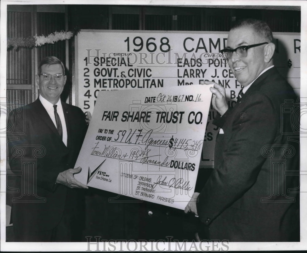 1967 Press Photo United Fund officers A.B. Paterson and C.C. Clifton Jr.- Historic Images