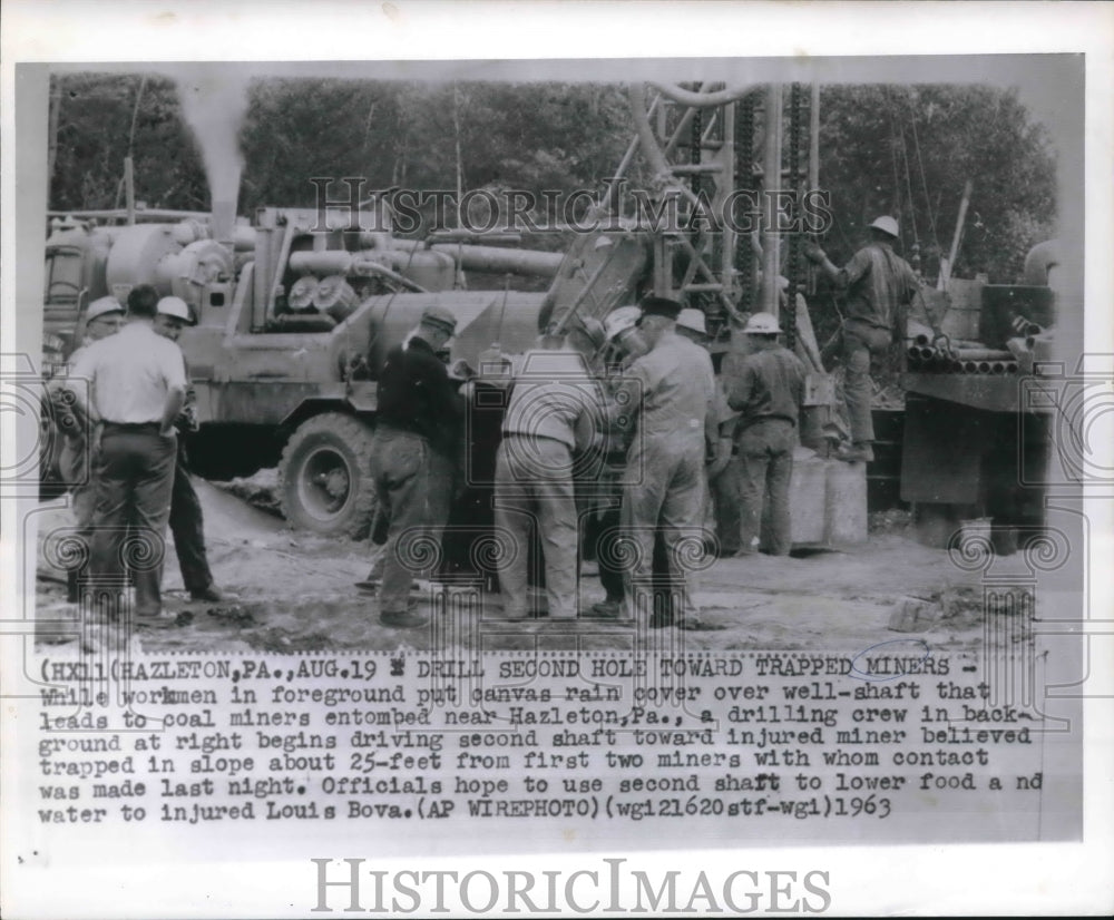 1963 Press Photo Crew starts drilling to rescue trapped miners near Hazleton