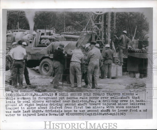 1963 Press Photo Crew starts drilling to rescue trapped miners near Hazleton