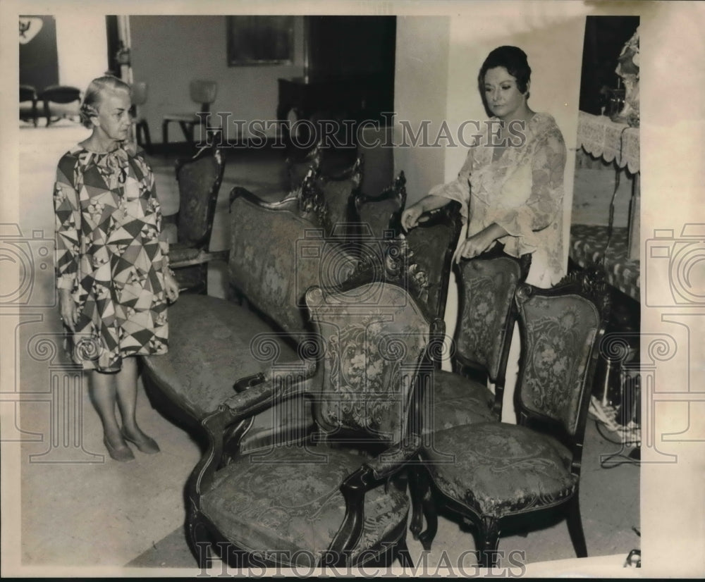 Press Photo Mrs. Arthur Cobb &amp; Mrs. Lou Richmond at Antique Show at Jung Hotel- Historic Images