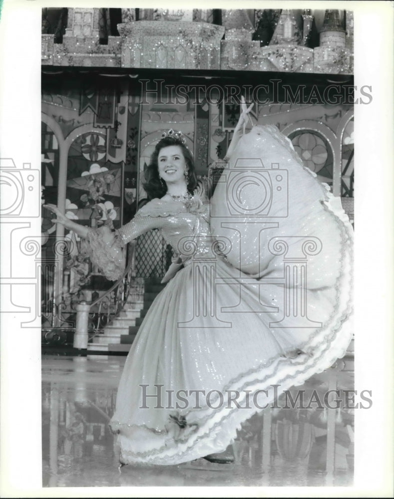  Press Photo Angela Clark in Dress Dancing- Historic Images