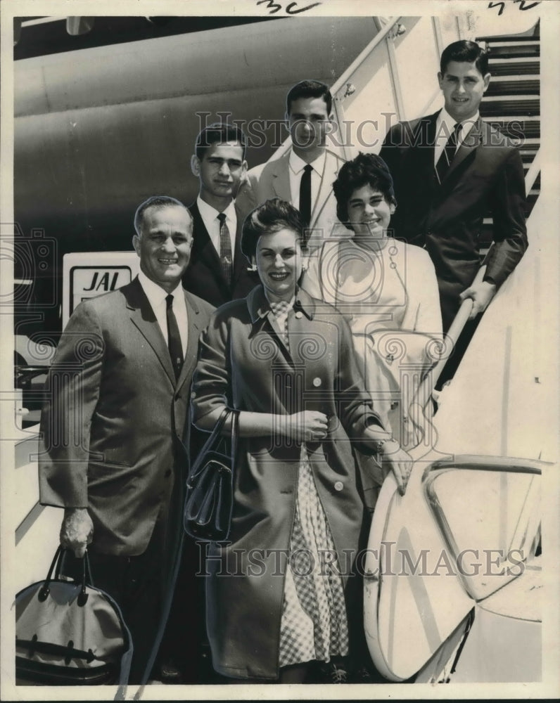 1961 Press Photo Mr. and Mrs. James Coleman &amp; family board plane for the Orient