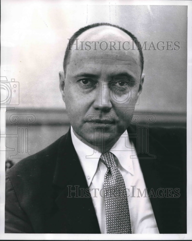 Load image into Gallery viewer, 1967 Press Photo John L. Cobbs, editor of Business Week in New York - noa65977
