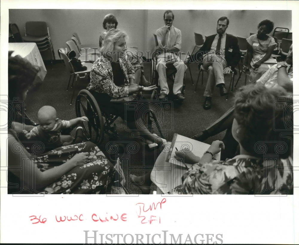 1986 Press Photo Miss Wheelchair America Donna Cline Speaks at Algiers Hospital- Historic Images