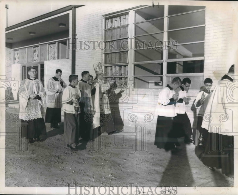 Load image into Gallery viewer, 1958 Press Photo Chinchilla Institute for the Deaf gets blessing - noa66422
