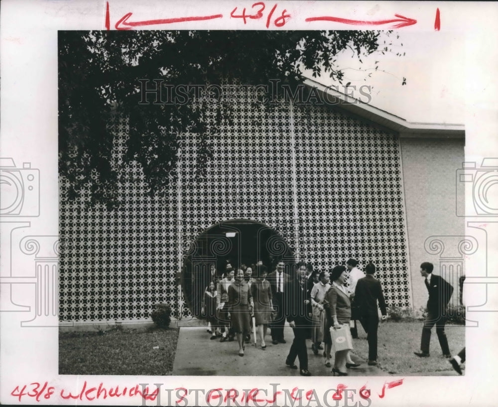 1966 Press Photo Congregation of Chinese Presbyterian Church Goers through Gate- Historic Images