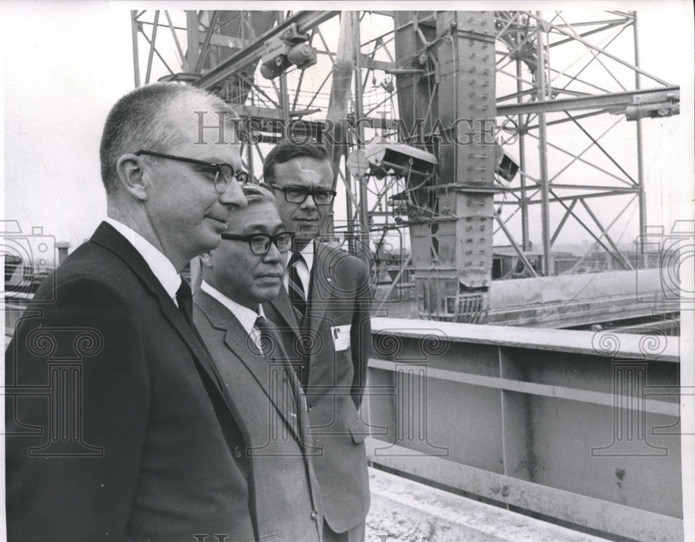 1969 Press Photo Men View Grain Elevator, Ama, Louisiana - noa66457