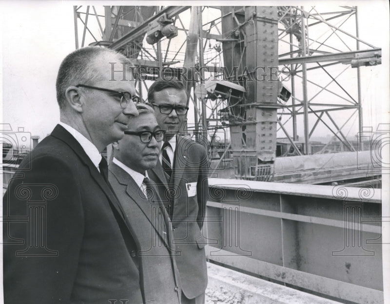Load image into Gallery viewer, 1969 Press Photo Men View Grain Elevator, Ama, Louisiana - noa66457
