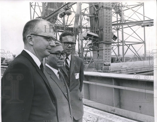 1969 Press Photo Men View Grain Elevator, Ama, Louisiana - noa66457