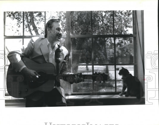1993 Press Photo Joe Chevaller sings to his can in the windowsill, Kenner- Historic Images