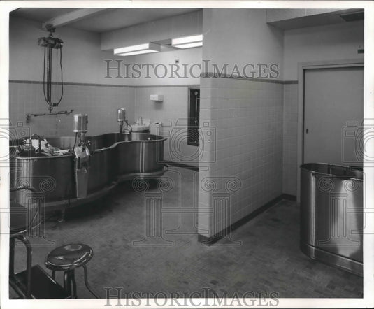 Press Photo Bath & Hubbard Tub at Crippled Children's Hospital, New Orleans- Historic Images