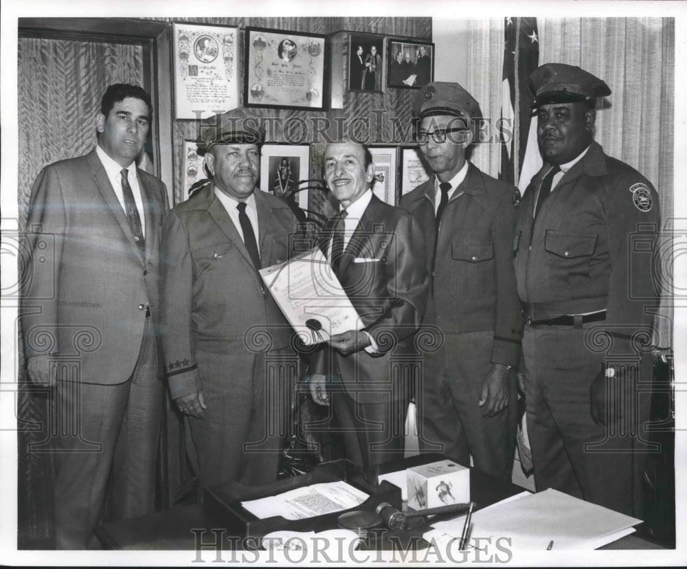 1969 Press Photo Presentation of &quot;Book of Freedom&quot; to the Mayor Victor H. Schiro