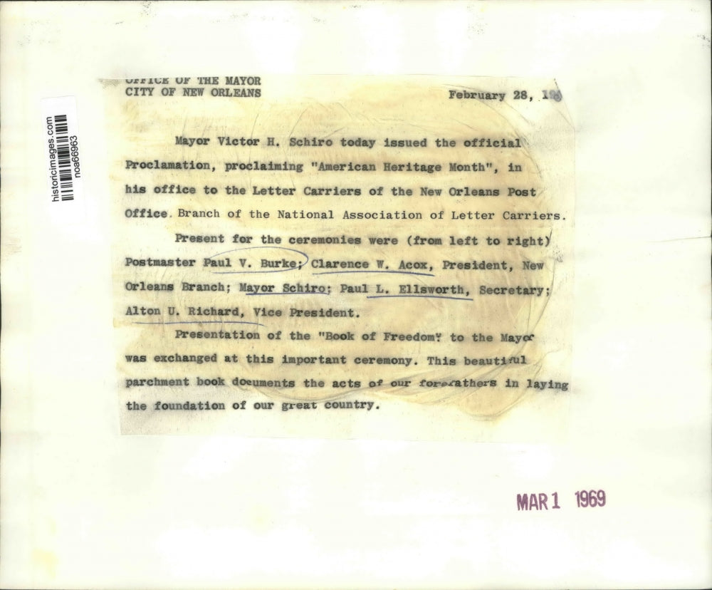 1969 Press Photo Presentation of "Book of Freedom" to the Mayor Victor H. Schiro